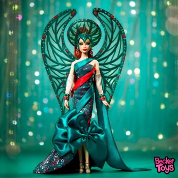 <strong>Con il caratteristico stile drammatico e glamour di Bob Mackie</strong>, questa splendida Barbie indossa un <strong>stravagante abito verde smeraldo</strong> decorato con <strong>elaborati dettagli di paillettes</strong>. Il grande fiocco e il ricco copricapo sono tratti distintivi dello stile teatrale di Mackie. Audace, glamour e indimenticabile, questa terza e ultima uscita rappresenta uno dei pezzi più preziosi della collezione <strong>Holiday Angel</strong>.
<div></div>
<strong>Bambola Bob Mackie Barbie® Holiday Angel™</strong>
<ul>
 	<li>Designer della bambola: Bob Mackie / Bill Greening</li>
 	<li>Designer della confezione: Sal Velazquez</li>
 	<li>Etichetta: Gold Label</li>
 	<li>Scultura del viso: Heide</li>
 	<li>Tipo di corpo: Model Muse</li>
 	<li>Include certificato di autenticità</li>
 	<li>La bambola non sta in piedi da sola. Base inclusa.</li>
</ul>