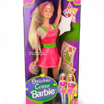 <strong>Barbie Sticker Craze del 1997</strong> è una bambola molto particolare, nota per la confezione e gli accessori. Ha lunghi capelli biondi, indossa un body rosa e verde e una maglietta con divertenti stampe adesive. Include un set di sticker aggiuntivi per personalizzare Barbie e i suoi accessori. È ricercata dai collezionisti per il design unico e il legame con la moda degli anni ’90.