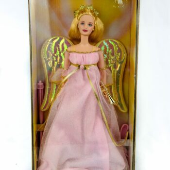 <strong>Barbie Angelic Harmony del 2001</strong> è un’edizione speciale dal design celestiale ed elegante. La bambola indossa un <strong>abito rosa iridescente</strong> con dettagli dorati e una <strong>gonna vaporosa</strong> che le dona un <strong>aspetto angelico</strong>. Ha inoltre un’aureola dorata e ali traslucide. Uno degli accessori più distintivi è una <strong>tromba dorata</strong>, che richiama l’immagine di un angelo annunciatore. I capelli biondi sono acconciati in morbide onde, completando il suo aspetto etereo.