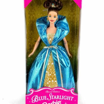 La <strong>Barbie Blue Starlight</strong> del 1996 è una bambola da collezione che si distingue per eleganza e glamour. Indossa un <strong>abito blu intenso con dettagli brillanti che ricordano un cielo stellato</strong>, creando un effetto magico. Gli accessori coordinati e l’acconciatura classica esaltano la sua bellezza senza tempo, rendendola un pezzo ideale per chi ama il design Barbie degli anni ’90.