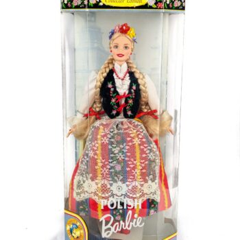 <strong>Barbie Polish del 1997</strong> fa parte della collezione <strong>Dolls of the World</strong>, una serie di bambole che celebra la diversità culturale. Questa edizione rappresenta la ricca tradizione polacca con un vivace outfit folkloristico. Barbie indossa un abito tradizionale con gonna decorata, grembiule e dettagli colorati, completato da accessori ispirati alla cultura polacca. È una bambola ideale per collezionisti interessati alle edizioni culturali di Barbie.