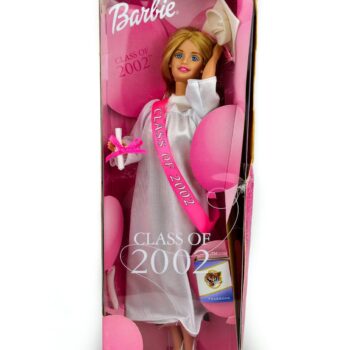 <strong>Barbie Class of 2002</strong> è un’edizione speciale che celebra il traguardo accademico e l’emozione del diploma. La bambola indossa una <strong>toga bianca</strong> con dettagli rosa e un tocco abbinato, simbolo dell’orgoglio e della tradizione di questo importante evento. È una Barbie ideale per commemorare una laurea o arricchire una collezione dedicata alle edizioni celebrative.