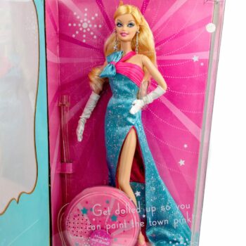 <strong>Barbie Happy Birthday Gorgeous del 2008</strong> è una Barbie da collezione pensata per celebrare un compleanno con stile. Indossa un outfit elegante e brillante in tonalità blu e rosa, con un grande fiocco che richiama un regalo. Il look festoso, i dettagli luminosi e la presentazione colorata la rendono perfetta per collezionisti e appassionati delle edizioni celebrative.