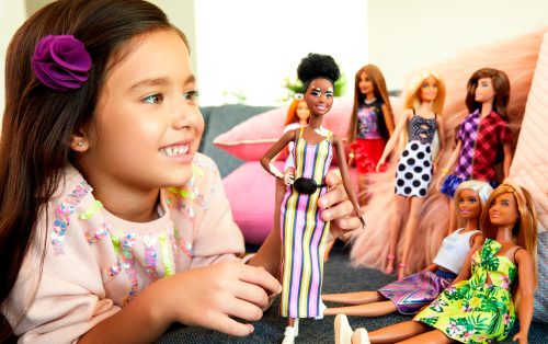 niña jugando con Barbie